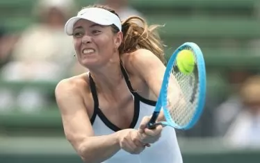 Мария Шарапова влага цялата си сила в бекхенд срещу Лаура Зигемунд.
