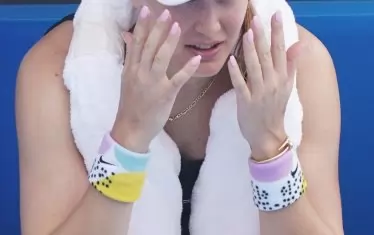 Южени Бушар се бори с атмосфрените условия по време на мача срещу Йоу Сяоди.