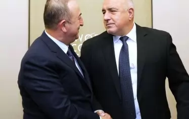  Борисов другарски стиска ръката на Чавушоглу.