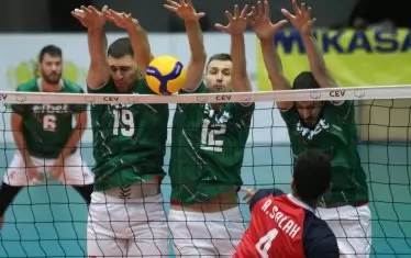 Като част от подготовката си за последната олимпийска квалификация в Берлин националите изиграха две контроли срещу Египет в София навръх Нова година - на 31 декември "трикольорите" се наложиха с 3:1 (17, 21, -23, 27), а на 1 януари биха с 3:0 (15, 23, 22) и загубиха допълнителния гейм с 21:25.