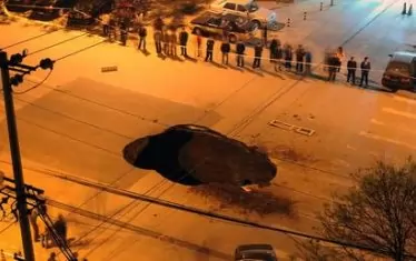 Огромна улична дупка погълна автобус в Китай 
