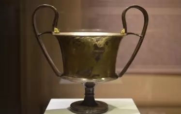  Сребърен кантарос от остров Крит с изображение на смъртта на Орфей, 420-410 г. пр. Хр.