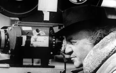 Зад камерата