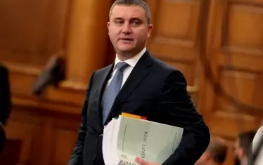 Повече от година държавното обвинение държи на трупчета проверката срещу финансовия министър Владислав Горанов за търговия с влияние.