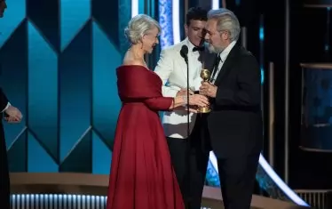  Хелън Мирън и Антонио Бандерас връчват приза за най-добър режисьор на британеца Сам Мендес. 