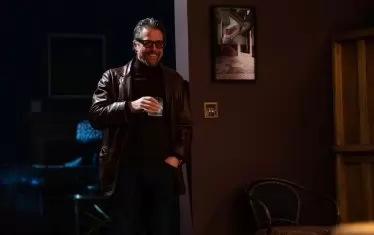  Хю Грант е неузнаваем в ролята на мутра, която иска да е филмов творец. 