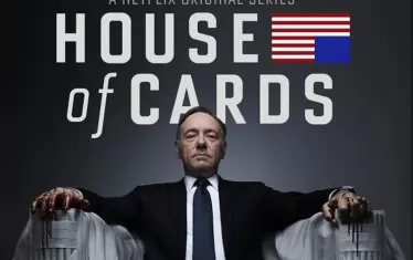 Възходът на "Нетфликс" в създаването на оригинално съдържание започна преди 7 г. с "Къща от карти". Сериалът бе спрян след низвергването на Кевин Спейси заради сексуални обвинения. 