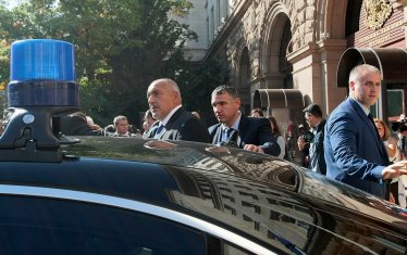 По закон на президента, председателя на Народното събрание и министър-председателя се осигуряват всички видове охрана и те нямат право да се откажат от нея.