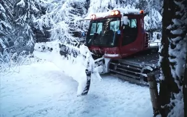 Обилният снеговалеж повиши опасността от лавини