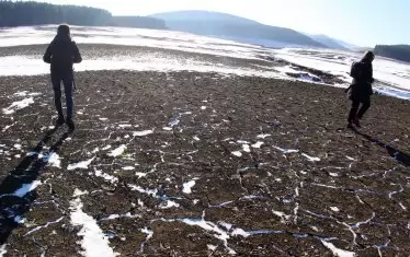 По средата на язовира