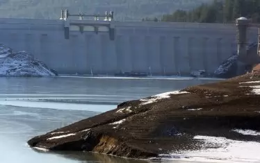  Стената изглежда нереално огромна на фона на липсващата вода