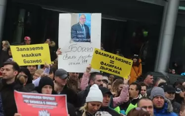 Протестите срещу властта зачестяват. Зачестяват и случаите, в които депутати и министри се отказват от създаващите напрежение откровени нормативни недомислия и недоразумения.