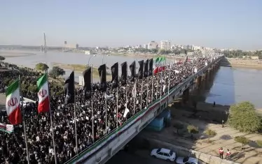  Хиляди иранци се стекоха в град Ахваз за поклонението пред тленните останки на убития ген. Солеймани.