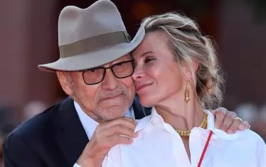 Режисьорът с младата си съпруга Юлия Висоцка.