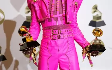 Лил Нас Х предизвика не по-малък интерес с ексцентричното си розово костюмче, отколкото с хита си Old Town Road, спечелил две награди.