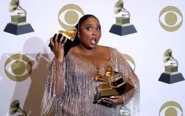  Рапърката Лизо бе считана за фаворит, но 18-годишната Айлиш обра лаврите.