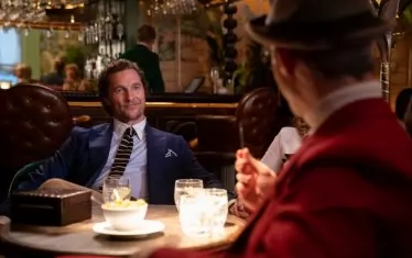  Матю Макконахи разбира колко е важно да бъдеш сериозен и не се появява гол до кръста нито веднъж. 