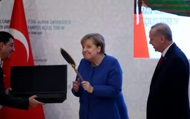 Ердоган дари Меркел с огледало и шлем 