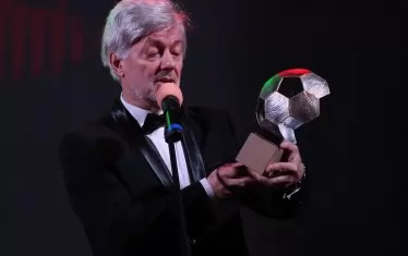 Водещ при раздаване на награди от Професионалната футболна лига.