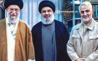 Лидерът на Иран аятолах Али Хаменеи на среща с лидера на "Хизбула" Хасан Насрала и Касем Сюлеймани, командир на силите "Кудс". Снимка с тримата е споделена на официалния сайт на върховния лидер на Ислямската република