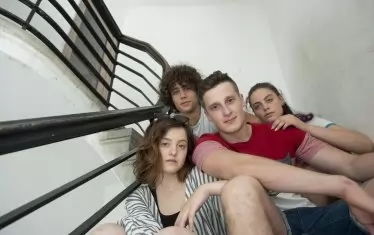 Съвременните тийнейджъри се борят със същите въпроси, както и младата поетеса през 70-те.