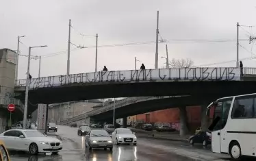 По-рано днес фенове на "Локомотив" (Пд) разпънаха няколко плаката из града. На този се настоява за равно финансиране на двата големи пловдивски клуба или за реконструкция на стадион "Пловдив", на който да домакинстват "Ботев" и "Локомотив".