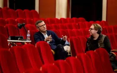 Режисьорът Небойша Брадич и асистентът му Александър Мутафчийски в работен момент.