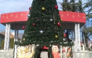 Тук се е играло хорото, което според кмета е опорочено от пиратките на врага му. На втори план е сцената, която е украсена със светещи петолъчки. 