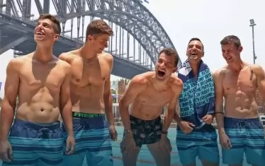 Адриан Андреев, Александър Донски, Григор Димитров, Димитър Кузманов и Александър Лазаров (от ляво на дясно) се забавляват в олимпийския плувен комплекс край "Сидни Харбър Бридж" като част от сплотяването на колектива в последната седмица.
