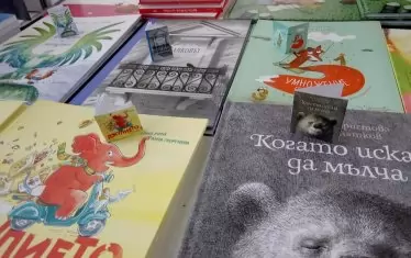 Оцеляло някак в хаоса на 90-те, изкуството на книгата и книжното оформление у нас е във възход.