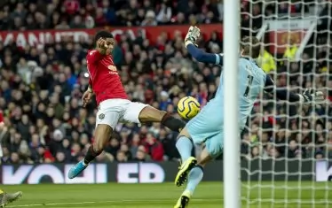 Нападателят на "Манчестър Юн" Маркъс Рашфорд (вляво) бележи първия гол при победата над "Норич" в своя мач №200 за "червените дяволи".