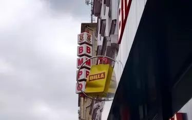 Появиха се и неколажирани снимки по темата "ВМРО и торбичката". Животът имитира изкуството. 