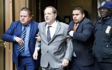  Посърналият Уайнстийн отива в съда.