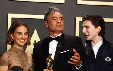 Режисьорът на „Джоджо Заека” Тайка Уайтити с наградата за най-добър адаптиран сценарий, в компанията на актьорите Натали Портман и Тимъти Шаламе. 