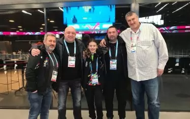 Макар да се радваше на хокеистката Мария Руневска (в средата) на зимните младежи игри в Лозана и да изгледа турнира с президента на хокейната ни федерация Мартин Миланов (вторият отдясно), спортният министър Красен Кралев не е отпуснал пари за федерацията по този спорт.