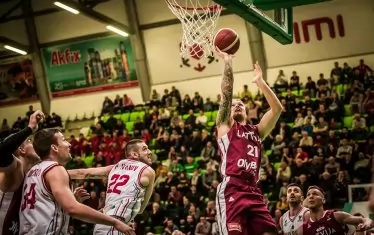  Мартинс Лакса бележи две от 10-те си точки в мача