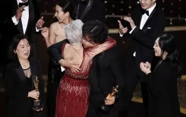 Пон Джун Хо се хвърля на врата на Джейн Фонда, като чува, че "Паразит" печели за най-добър филм. 