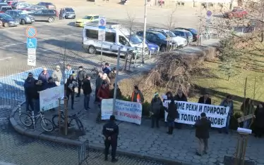 Междувременно природозащитници протестираха до парламента срещу предложението на патриотите.