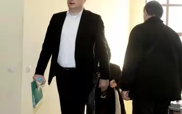  Основният прокурорски свидетел Бисер Лазов демонстрира в съда избирателна памет.