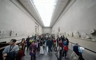  Посетители се тълпят в музея в Лондон да видят античните статуи. 