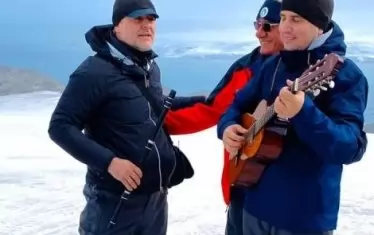  Теодосий (вляво) се подготвя за концерта. 