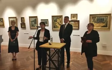  Откриването на изложбата в галерия "Оборище 5" в края на 2019 г., уж излагаща картини на Никола Танев. 