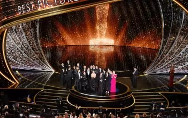   Екипът на южнокорейския "Паразит" на сцената на "Кодак тиътър". 