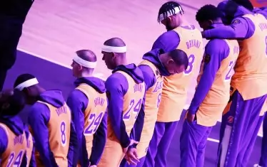 Баскетболистите на "Лейкърс" излязоха с екипи с името на Брайънт.