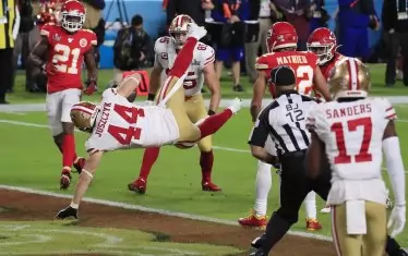 Кайл Юшчик от "Сан Франсиско" отбелязва атрактивен тъчдаун във втората четвъртина
