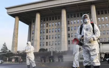 Маскирани бродят по улиците в Южна Корея