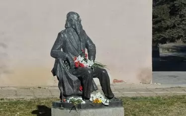 Цветя за паметника на Майстора в село Шишковци. 