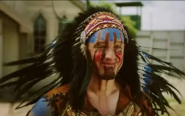 Джонас Толкингтън като "звездата" Джон Келър.