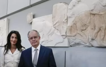  През 2014 г. Амал Аламудин-Клуни се зае да адвокатства на Гърция да си върне мраморните шедьоври. 