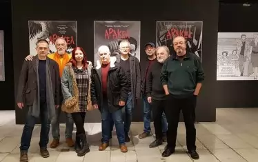 Художниците от "Проектът Дъга" и колеги на премиерата на "Аракел 3: Мимикрия". От ляво на дясно: Пенко Гелев, Петър Станимиров, Мая Бочева (комикс художник, посетител на изложбата), Румен Чаушев, Сотир Гелев, Валентин Ангелов (художник на "Небивалици" от сп. "Дъга"), Веселин Праматаров, Димитър Стоянов-Димо. От авторите липсва само Евгений Йорданов. 